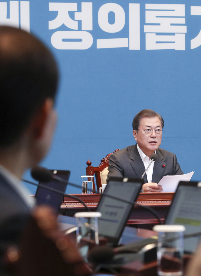 문재인 대통령이 30일 오후 청와대에서 열린 수석·보좌관 회의에서 발언하고 있다. 연합뉴스