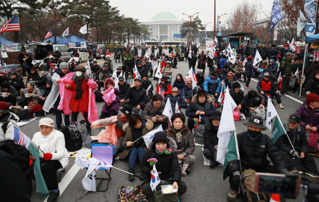 30일 오후 서울 여의도 국회 앞에서 우리공화당 주최로 열린 공수처법 표결 반대 집회에서 참가자들이 시위를 하고 있다. 연합뉴스