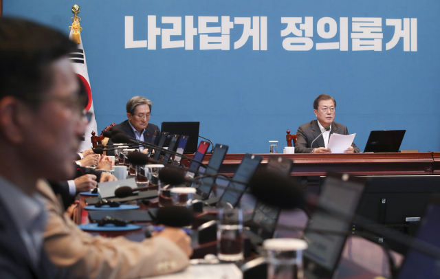 문재인 대통령이 30일 오후 청와대에서 열린 수석·보좌관 회의에서 발언하고 있다. 연합뉴스
