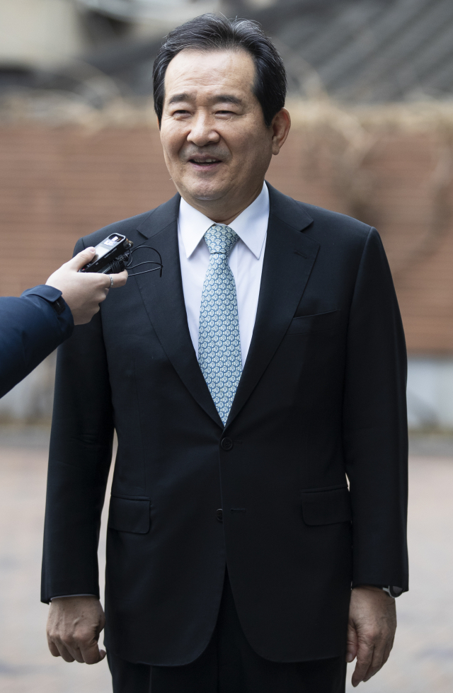 정세균 국무총리 후보자가 30일 인사청문회 준비단 사무실이 마련된 종로구 금융감독원 연수원으로 출근하며 취재진 질문에 답하고 있다. 연합뉴스