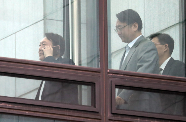 윤석열 검찰총장이 30일 서울 서초동 대검찰청에서 구내식당으로 가며 전화통화를 하고 있다. 연합뉴스