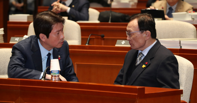 더불어민주당 이해찬 대표와 이인영 원내대표가 30일 오후 국회에서 열린 의원총회에서 대화하고 있다. 연합뉴스