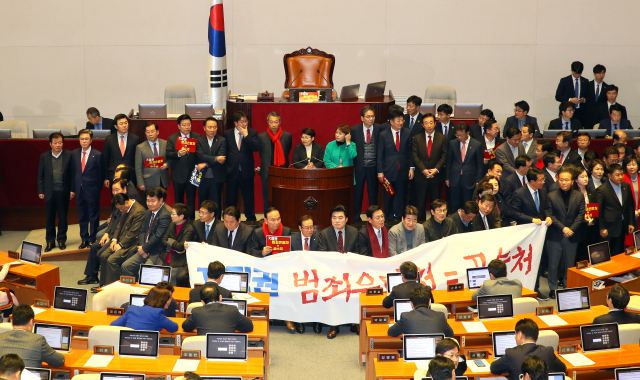 30일 오후 서울 여의도 국회 앞에서 우리공화당 주최로 열린 공수처법 표결 반대 집회에서 참가자들이 시위를 하고 있다. 연합뉴스
