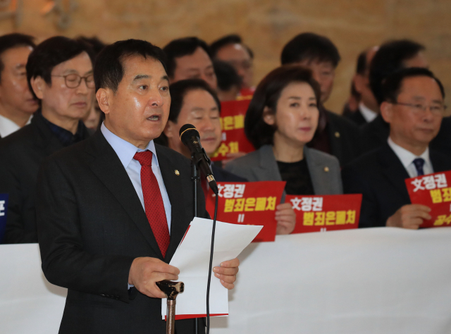30일 오후 서울 여의도 국회 본회의장에서 공수처법에 반대하며 문희상 국회의장을 막아서던 자유한국당 심재철 원내대표가 밀려나고 있다. 연합뉴스