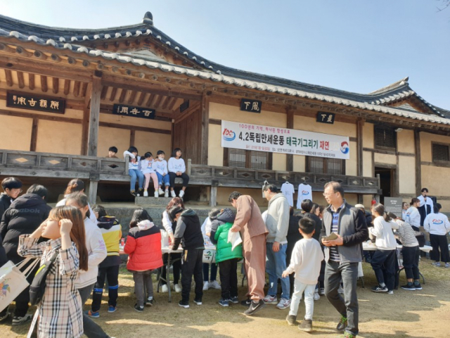 지난해 3월 1일 3·1운동 100주년 기념으로 백세각서 열린 4·2독립만세운동 태극기그리기 재연행사 장면. 백세각 현판아래 대청에 어린이들이 앉아있다. 성주군 제공