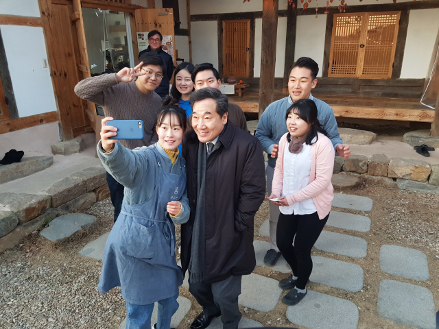 이낙연 총리가 31일 청년들이 운영하고 있는 문경 화수헌 카페를 찾아 멤버들의 인증샷에 응하면서 기뻐하고 있다. 고도현 기자
