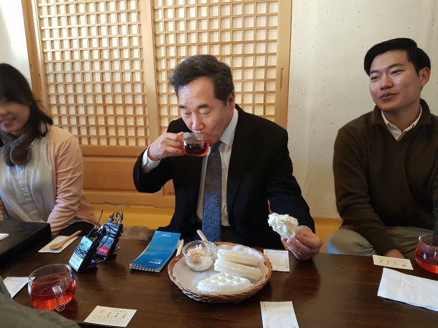 이낙연 총리가 31일 문경 화수헌 카페에서 제공한 오미자차와 디저트를 시식하면서 맛을 음미하고 있다. 고도현 기자