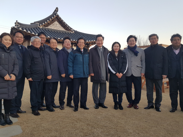 31일 문경을 찾은 이낙연 총리가 고윤환 문경시장 등 문경시 직원들과 기념촬영을 하고 있다. 고도현 기자