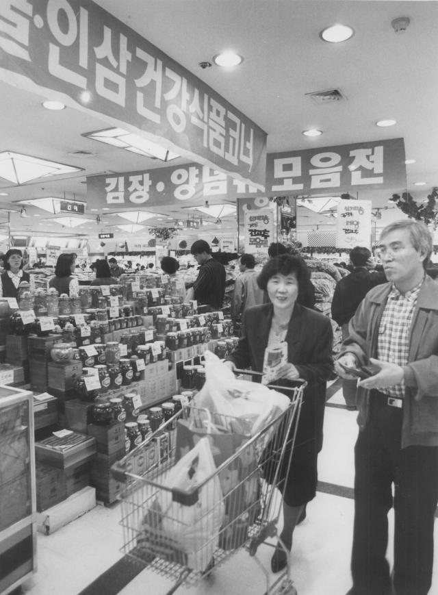 1992년 사람들로 북적이던 동아백화점 매장 전경. 매일신문 DB