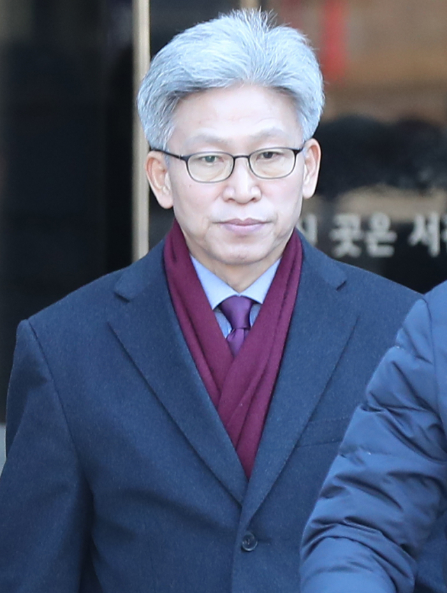 김기현 전 울산시장 측근 비리 의혹을 청와대에 최초 제보한 송병기 울산시 경제부시장이 31일 영장실질심사를 마친 뒤 서울 서초구 서울중앙지법 건물을 나서고 있다. 연합뉴스