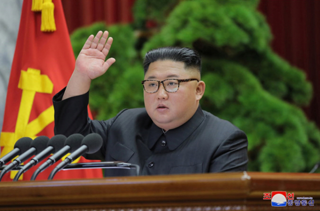 김정은 북한 국무위원장이 지난달 31일 노동당 중앙위원회 본부청사에서 제7기 제5차 전원회의를 지도했다고 1일 조선중앙통신이 보도했다. 사진은 오른손을 든 김 위원장의 모습. 연합뉴스