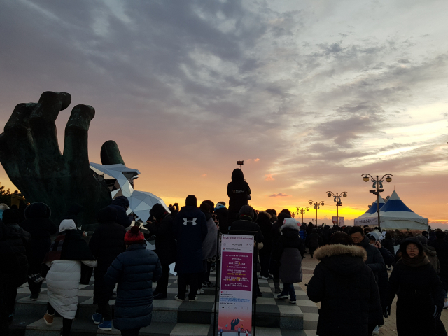 포항시 남구 호미곶면 호미곶해맞이광장에서 해맞이객들이 일출을 기다리고 있다. 매일신문DB