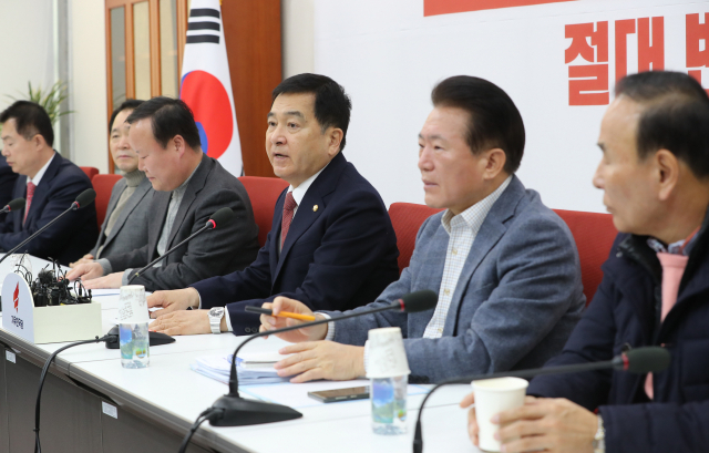 자유한국당 심재철 원내대표(오른쪽 세 번째)가 31일 오전 서울 여의도 국회에서 열린 원내대책회의에서 발언하고 있다. 연합뉴스