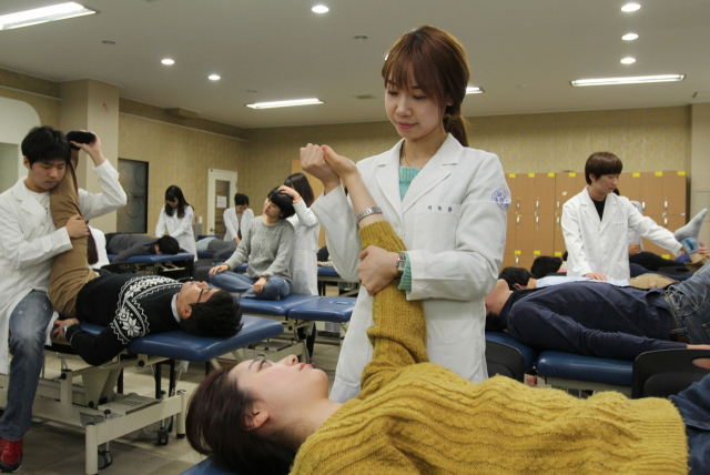 구미대 물리치료과 학생들이 실습에 여념이 없다. 구미대 제공