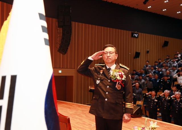 박건찬 신임 경북경찰청장이 취임식을 위해 단상에 올라 국기에 대한 경례를 하고 있다. 경북경찰청 제공
