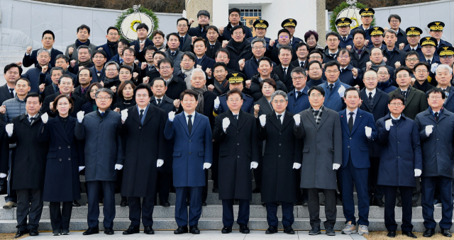 2020년 새해를 맞아 신년참배에 나선 대구경북 시도지사, 간부공무원, 구청장 등이 한자리에 모여 기념촬영을 하고 있다. 경북도 제공