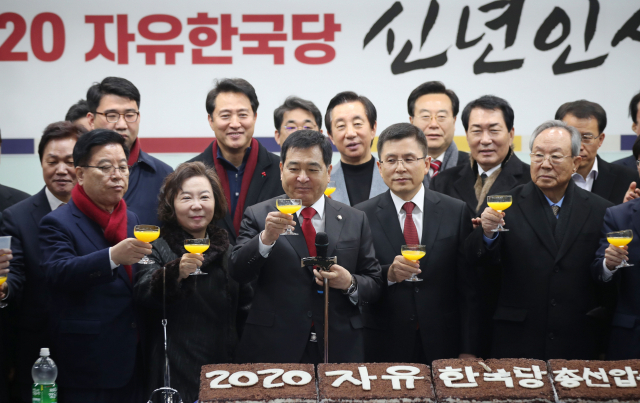 자유한국당 황교안 대표와 심재철 원내대표, 박관용 상임고문 등이 1일 오전 서울 여의도 중앙당사에서 열린 2020년 신년인사회에서 건배하고 있다. 연합뉴스