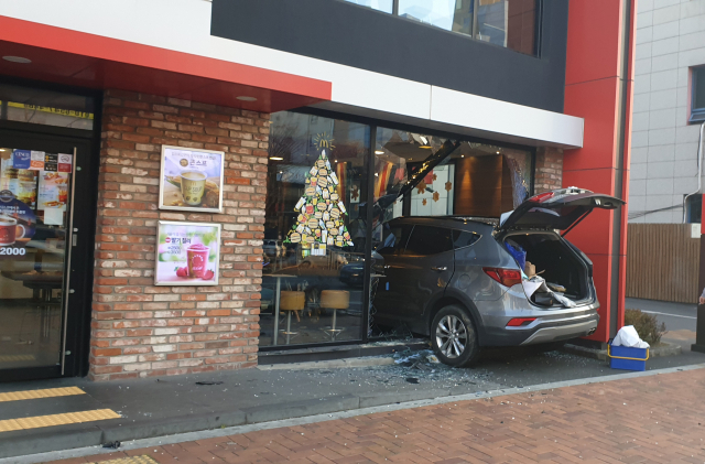 1일 오후 대구 달서구 두류동 한 햄버거 매장에 20대 남성이 몰던 SUV 차량이 돌진하는 사고가 발생했다. 대구소방안전본부 제공