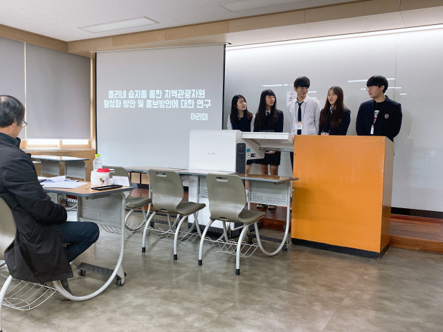 제7회 경북 청소년 학술한마당에서 발표 중인 학생들 모습. 연구 내용을 설명한 뒤 심사자가 질문하자 답변하고 있다. 매일신문교육센터 제공