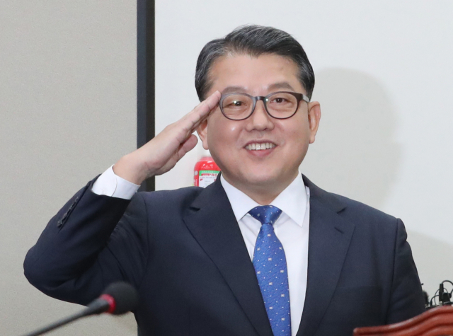 더불어민주당 인재영입 3호인 한미연합사 부사령관 출신 김병주 예비역 대장이 2일 서울 여의도 국회에서 열린 영입행사에서 거수경례를 하고 있다. 연합뉴스