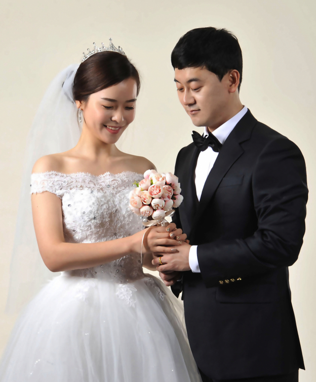 예비부부 신랑 윤정현 씨와 신부 장서미 씨. 고구마웨딩 제공