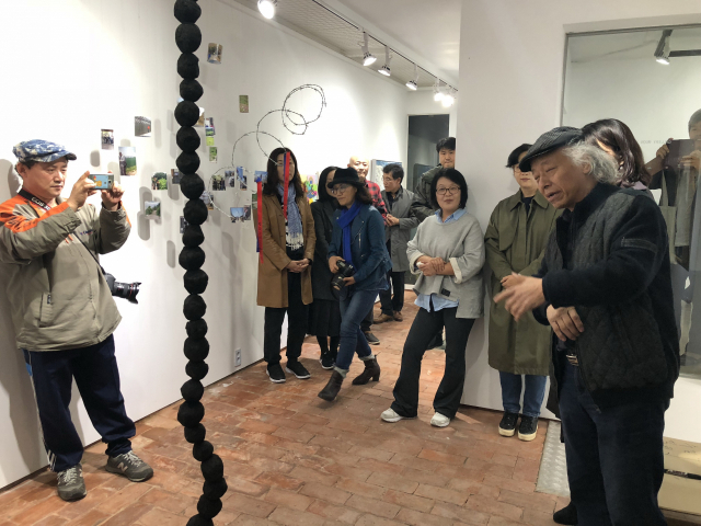 갤러리MOON101은 이달 17일까지 대구지역 전 연령층 작가 100인이 참여하는 