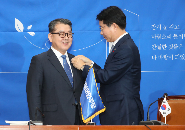 더불어민주당 조정식 정책위의장(오른쪽)이 2일 서울 여의도 국회에서 인재영입 3호인 한미연합사 부사령관 출신 김병주 전 대장에게 당 배지를 달아주고 있다. 연합뉴스