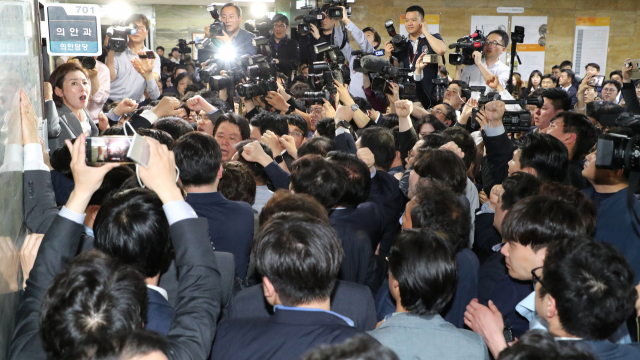 국회 패스트트랙 충돌 사건을 수사한 검찰이 2일 자유한국당 황교안 대표, 나경원 전 원내대표와 더불어민주당 이종걸 의원 등 여야 의원 28명, 보좌진·당직자 8명 등 총 37명을 불기소 또는 약식 기소했다. 사진은 지난해 4월 25일 자유한국당 나경원 원내대표와 의원, 보좌진들이 국회 의안과 앞에서 경호권발동으로 진입한 국회 경위들을 저지하며 헌법수호를 외치는 모습. 연합뉴스
