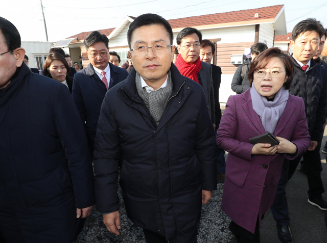 자유한국당 황교안 대표가 2일 오후 경북 포항시 북구 흥해읍에 마련된 포항 지진피해 이재민 주거단지를 방문해 살펴보고 있다. 연합뉴스