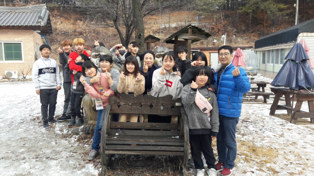 강영수 전 대구시청소년지도협의회장(현 중구 동인동주민자치위원장·맨 오른쪽)이 지난해 1월 청소년들과 함께 경남 거창 황금원숭이마을 체험행사를 마치고 기념 촬영을 하고 있다. 대구중구청소년지도협회 제공