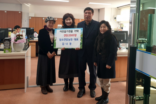 김나경 담소연꽃농원대표가 사랑의 연탄을 기탁하고 있다. 영주시 제공