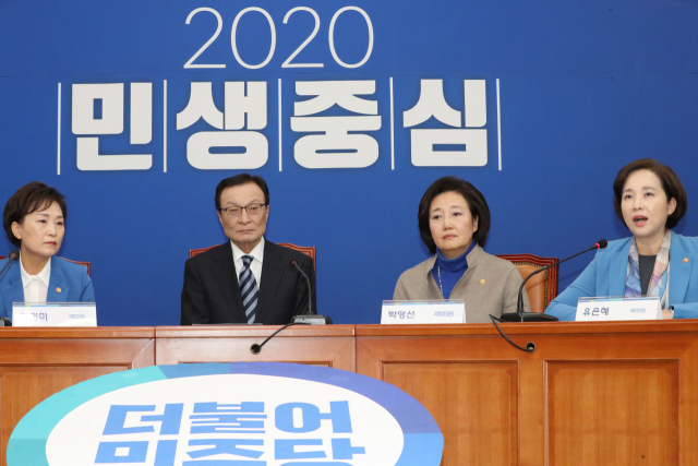 유은혜 사회부총리 겸 교육부 장관이 3일 오전 서울 여의도 국회 더불어민주당 당대표회의실에서 4·15 총선 불출마를 선언하며 소감을 밝히고 있다. 왼쪽부터 김현미 국토교통부 장관, 더불어민주당 이해찬 대표, 박영선 중소벤처기업부 장관, 유 총리. 연합뉴스