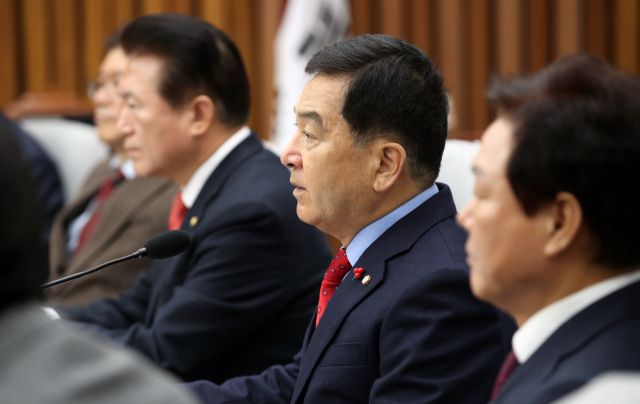 자유한국당 심재철 원내대표가 3일 오전 국회에서 열린 원내대책회의에서 발언하고 있다. 연합뉴스