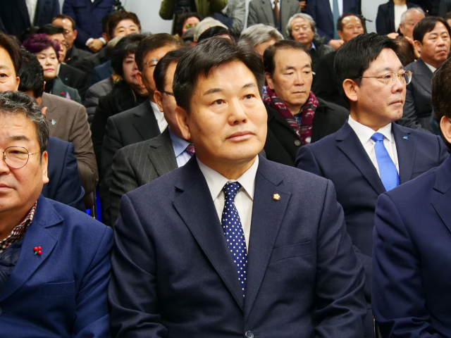 홍의락 의원이 3일 열린 민주당 대구시당 신년 단배식에서 2020 총선 예비 출마자들의 발언을 듣고 있다. 안성완 기자 asw0727@imaeil.com