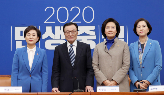 더불어민주당 이해찬 대표가 3일 오전 서울 여의도 국회 더불어민주당 당대표회의실에서 4·15 총선 불출마 선언에 나선 유은혜 사회부총리 겸 교육부 장관, 김현미 국토교통부 장관, 박영선 중소벤처기업부 장관과 함께 기념촬영을 하고 있다. 연합뉴스