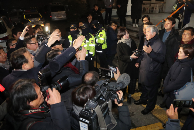전광훈 한국기독교총연합회(한기총) 대표회장 목사가 구속영장이 기각된 후 2일 저녁 서울 종로경찰서를 나서며 취재진의 질문에 답하고 있다. 전광훈 목사 오른쪽이 강연재 변호사. 연합뉴스