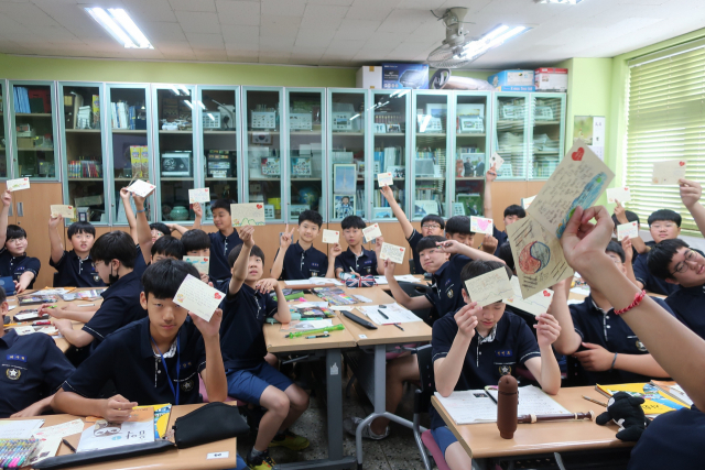 대구 오성중 학생들이 손 편지를 쓰는 모습. 오성중은 최근 