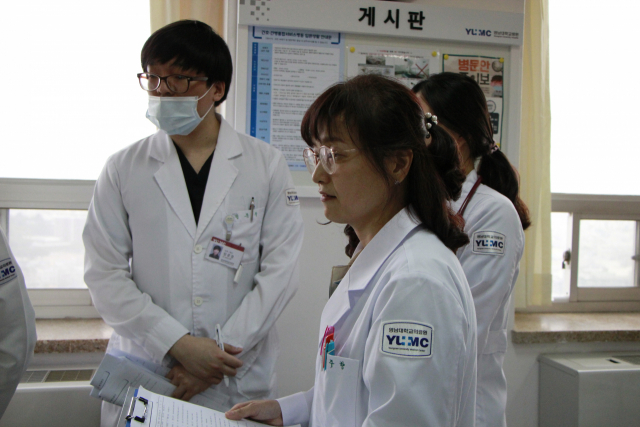 천주향(가운데) 영남대병원 종양전문약사가 혈액종양내과 의료진들과 함께 환자 상태를 살피고 있다.