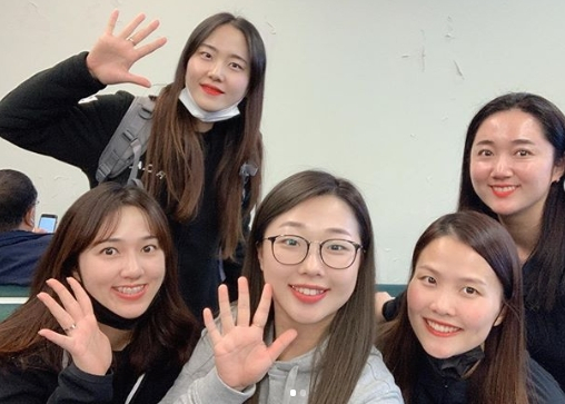 왼쪽 상단부터 시계 반대 방향으로 김초희, 김경애, 김선영, 김은정, 김영미 선수. 팀킴 공식 인스타그램