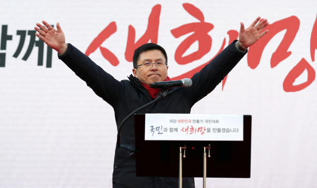 자유한국당 황교안 대표가 3일 오후 서울 종로구 세종문화회관 앞에서 열린 