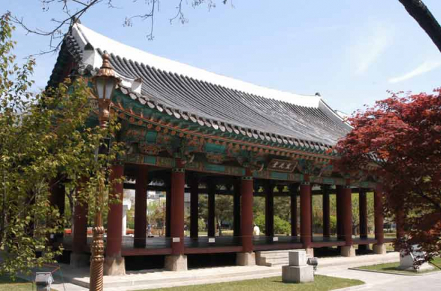 경상감사가 집무를 보던 선화당(宣化堂•대구시 유형문화재 1호).
