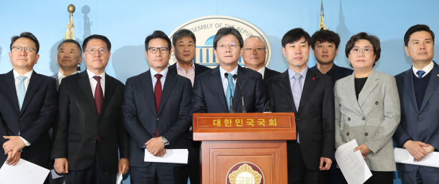 유승민 의원을 비롯한 유승민계 바른미래당 의원, 전 의원, 지역위원장들이 3일 오전 국회 정론관에서 기자회견을 열고 탈당을 선언하고 있다. 이들은 오는 5일 새로운보수당 중앙당을 창당할 예정이며 바른미래당은 1년 11개월만에 공식 분당된다. 연합뉴스