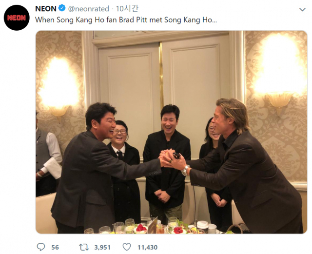 할리우드 배우 브래드 피트가 송강호와 만나 두손으로 악수하는 사진이 화제가 되고 있다. 영화 