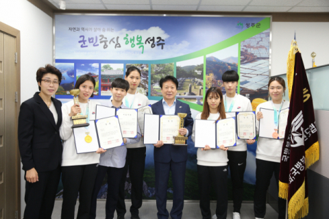 제28회 국방부장관기 전국단체대항 태권도대회에서 종합우승을 차지한 성주군청 여자태권도선수단과 이병환 성주군수. 성주군 제공