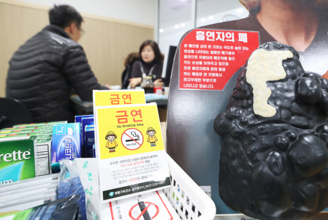금연상담실에서 금연 상담을 받고 있는 흡연자. 연합뉴스
