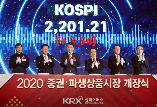 2일 오전 서울 여의도 콘래드 호텔에서 열린 2020년도 증권·파생상품시장 개장식. 연합뉴스