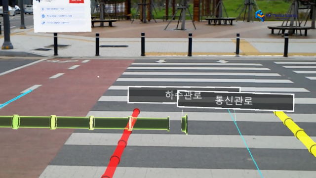 현실 공간 지하에 매설된 배관망을 확인할 수 있는 스마트글래스 화면. 배관망 이미지를 손으로 터치하면 상세정보도 확인할 수 있다. AR미디어웍스 제공
