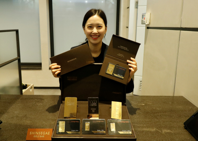 신세계백화점 대구점은 경자년 설날을 맞이해 상품권·골드바 증정 행사를 진행한다. 오는 23일까지 신세계 상품권을 구매하는 고객은 구매 금액의 2~3%의 상품권을 추가로 받을 수 있다. 31일까지 신세계 골드바를 구매하면 중량에 따라 최대 50만원의 상품권이 추가 제공된다. 신세계백화점 대구점 제공.