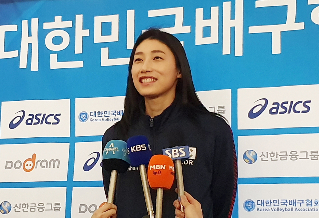 여자 배구대표팀 주장 김연경이 5일 2020 도쿄올림픽 아시아예선을 위해 태국으로 떠나기 전 인천국제공항 1터미널에서 인터뷰하고 있다. 연합뉴스