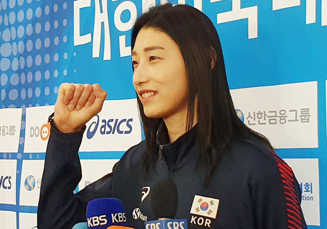 여자 배구대표팀 주장 김연경이 5일 2020 도쿄올림픽 아시아예선을 위해 태국으로 떠나기 전 인천국제공항 1터미널에서 인터뷰하고 있다. 연합뉴스